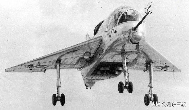 空中拼刺刀，造型独特的雅克-36垂直起降战斗机