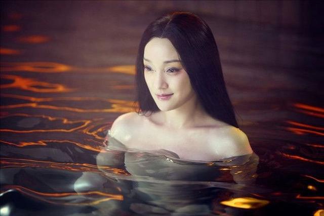 当年在夜总会卖唱的周迅，如今已成为人上人，人生有无限可能