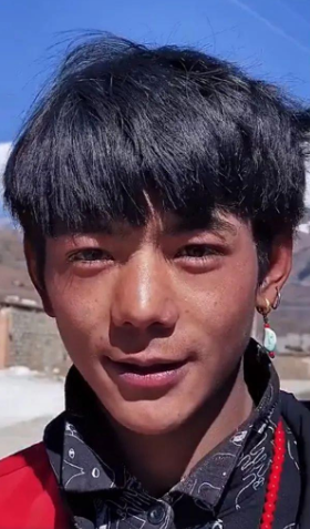 从“万人追捧”到点名批评，王冰冰看破了，丁真看不破