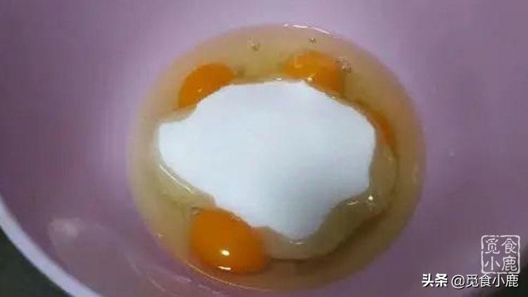 外面酥脆，裡面軟嫩香甜的蛋糕，自己在家也能做，好吃還不上火