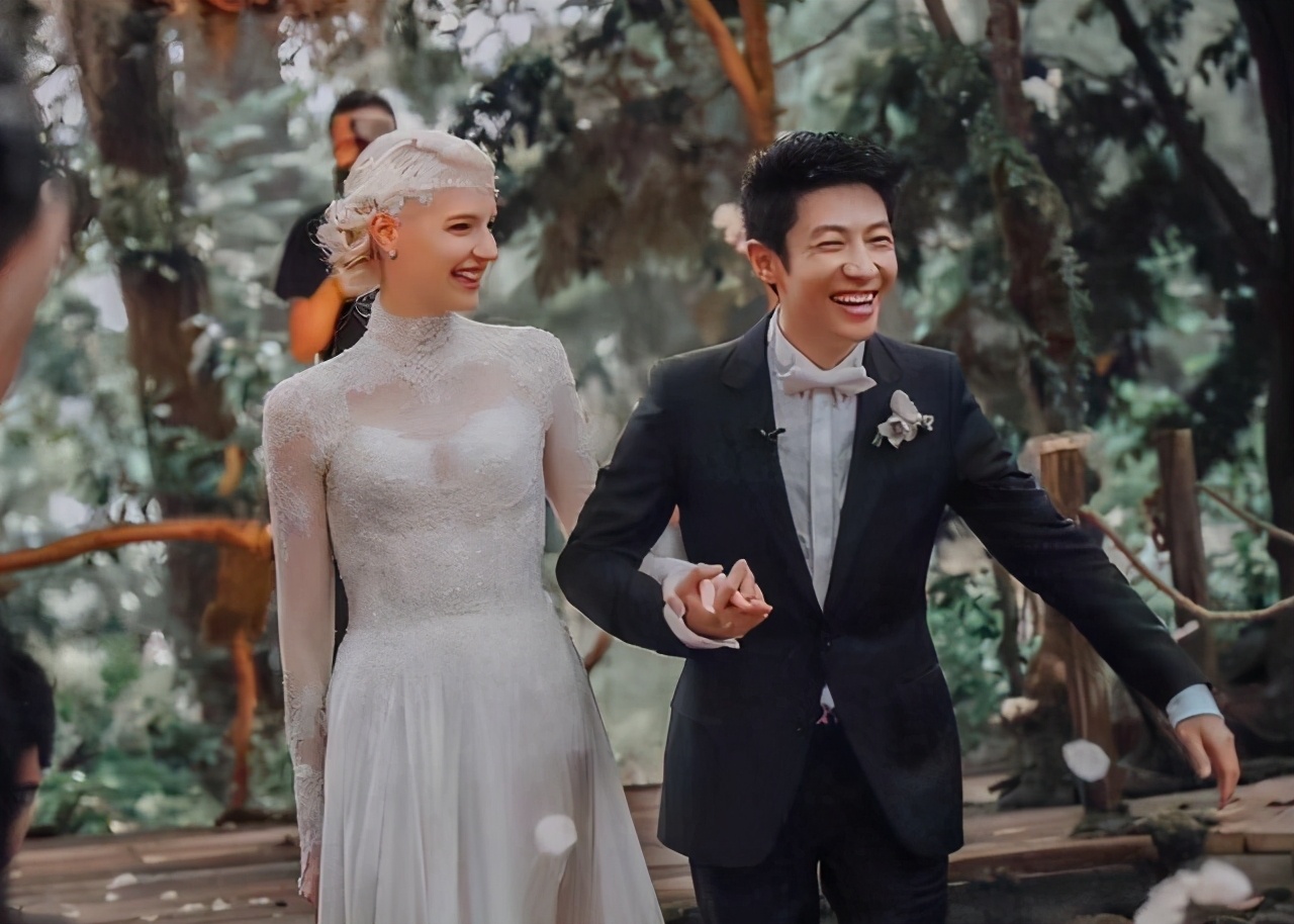 娱乐圈3个“最美洋媳妇”，生娃后大变样，欧洲