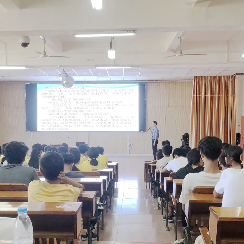 法治副校長進校園上“開學第一課”啦