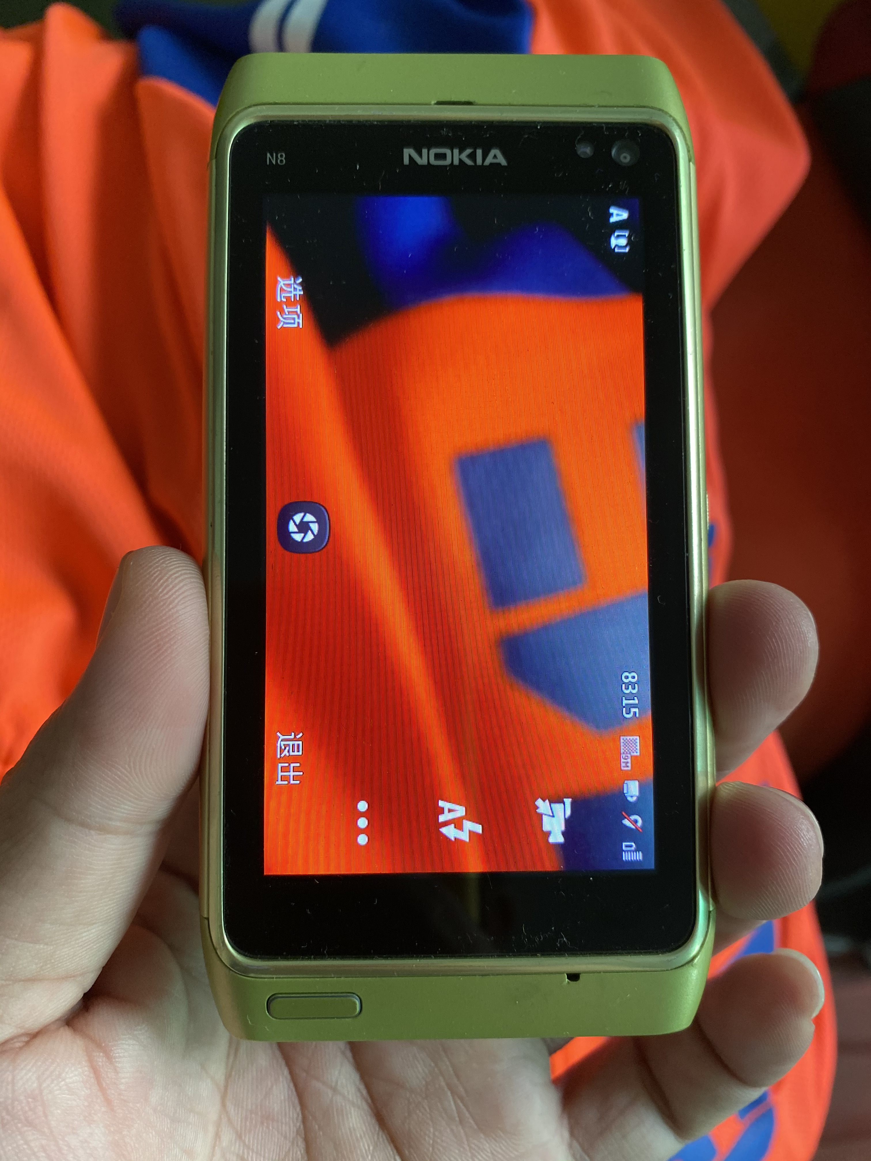 回头瞧瞧N8这一部颠复Nokia设计方案的手机上，Symbian3系统软件在挣脱中向前