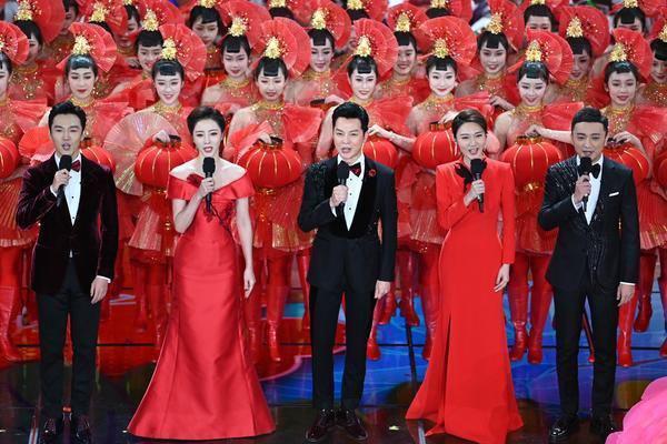 “央视花旦”李思思：嫁大学同学，3年生2子，婚