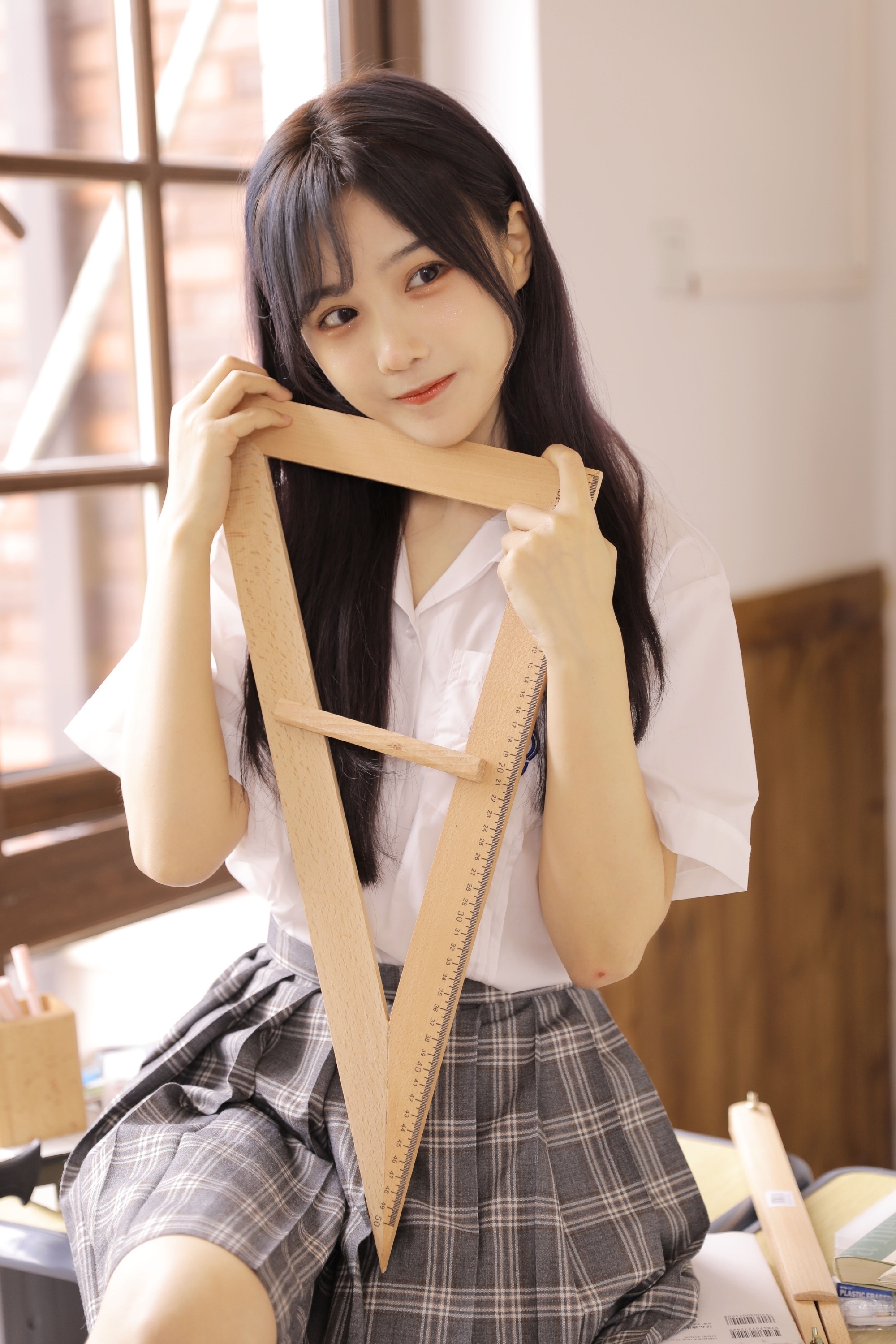 苏杉杉百褶裙制服写真像是学生时代里可爱的学妹更显俏皮魅力