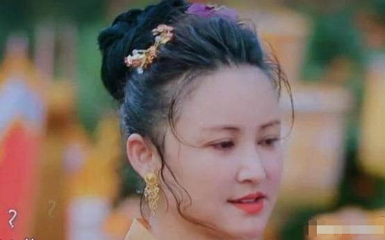 妻子团泼水之后，才意识到妆都花了，看到吉娜的脸，才懂啥叫半永