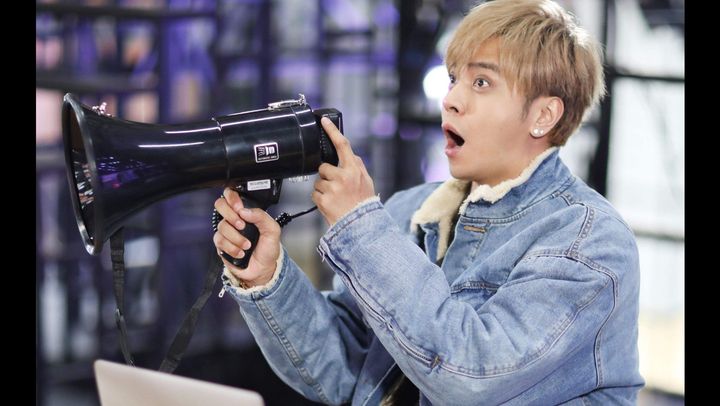 黄鸿升父亲拒绝罗志祥到灵堂，小猪深夜门口悼念，发动态广而告之