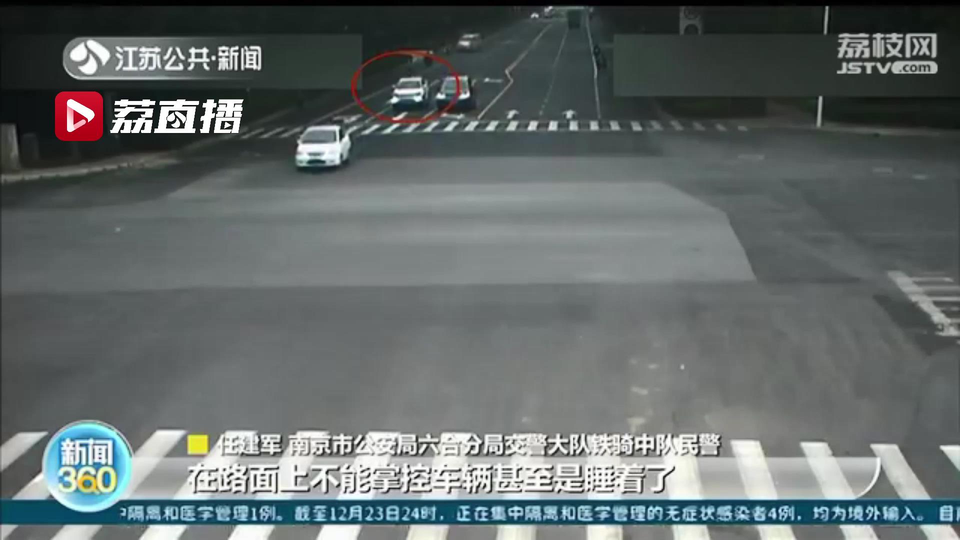 不应该这样做！喝了酒还开车接孩子放学 糊涂父亲在路口睡着了