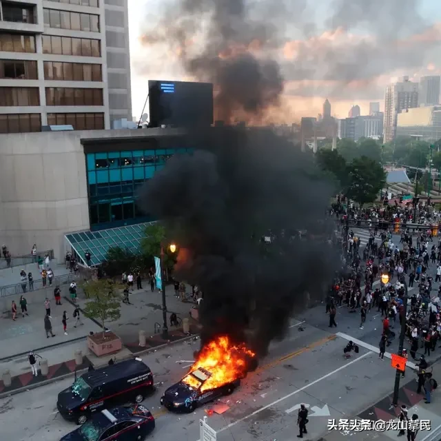 美国祸不单行，特朗普与二犯冲