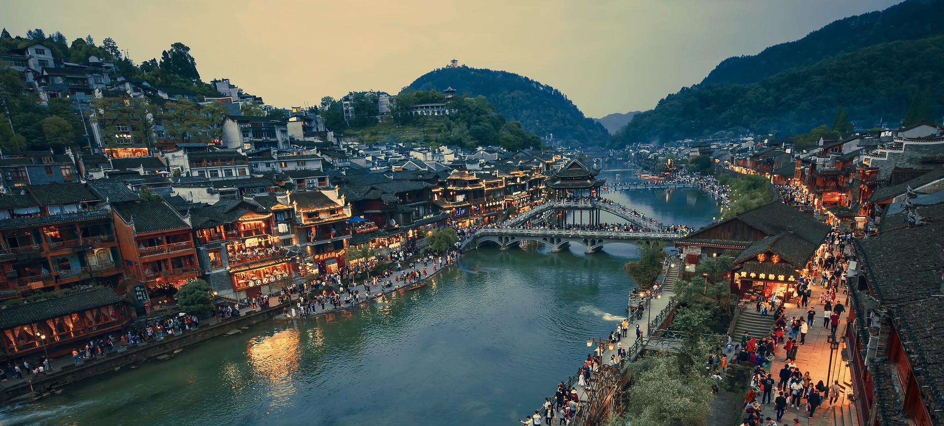 国内最有名气的古城之一，始建于春秋，如今旅人纷至沓来