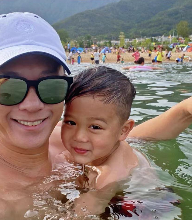 胡杏儿老公晒儿子游泳照，告别暑假带娃生活，奕霆奕霖颜值差异大