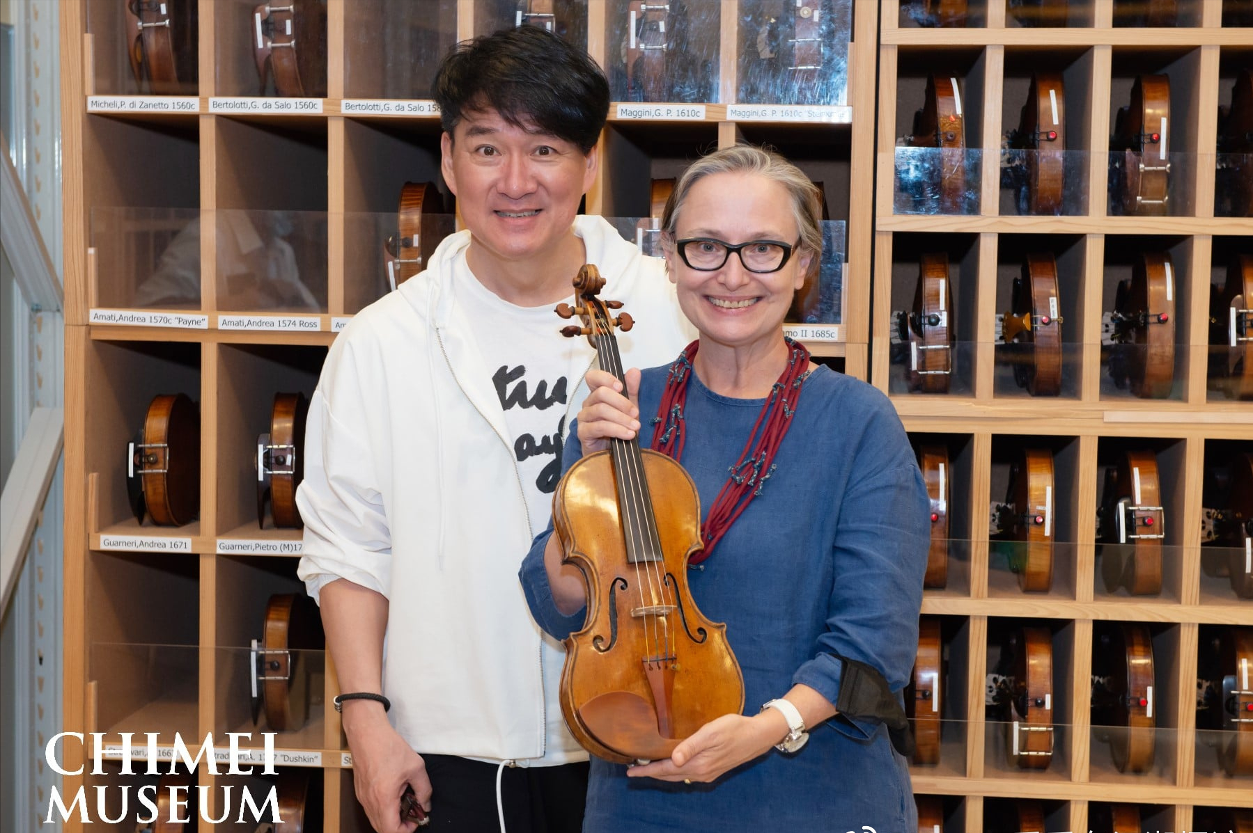 周華健罕見和美國妻子同框，61歲妻子頭髮花白，夫妻同框似母子