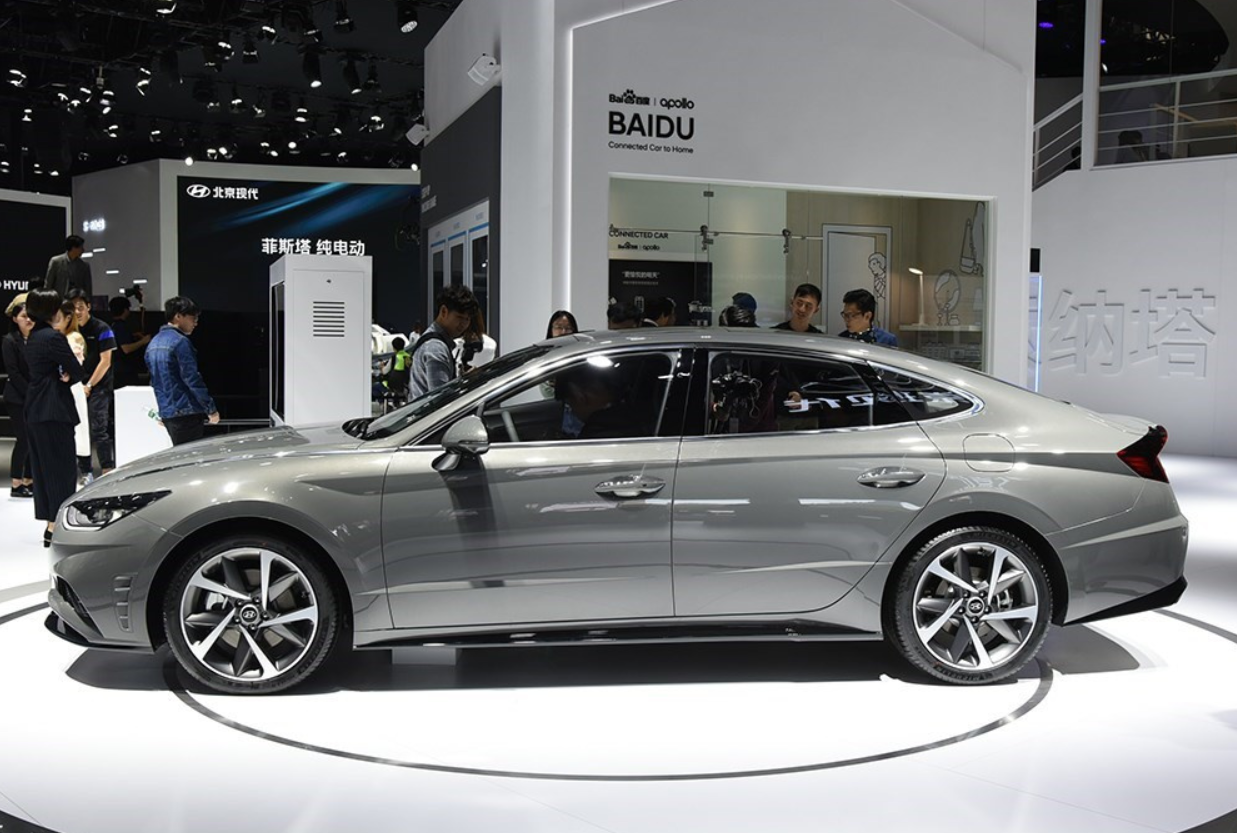 现代索纳塔年轻有活力，2.0T最大240马力，加速给力