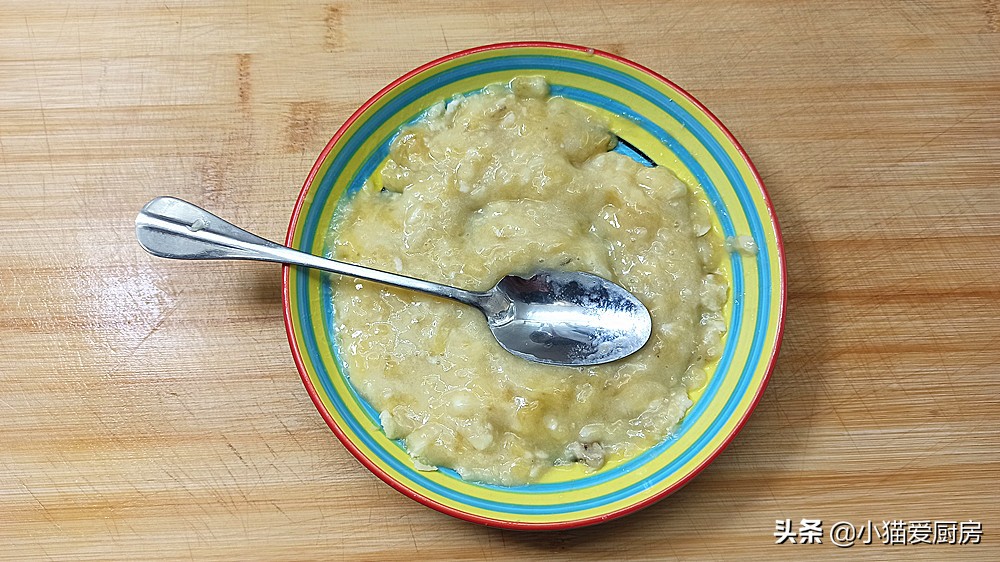 幾張餛飩皮2根香蕉，做一盤“香蕉派”，成本也就幾元錢，特划算