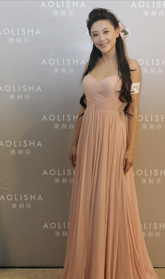 应采儿和陈小春感情真好，参加活动都牵着手，年龄差完全不是问题