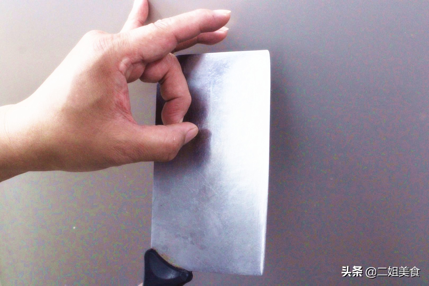 買菜刀時，只需要敲擊一下，好壞菜刀一下子就能區分，別亂買