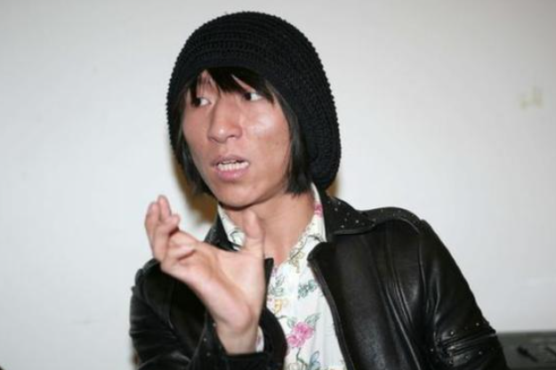 45岁陈羽凡近照罕曝光，身形消瘦脸色憔悴，退圈3年宛如路人