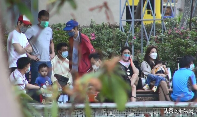 鄭嘉穎夫婦帶大兒子遊玩散步兒子趴在池邊玩水陳凱琳緊張地扶著