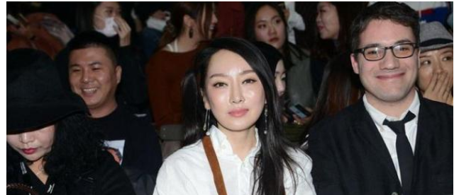 “反拿話(huà)筒”假唱事件后，跌落神壇的薩頂頂去哪了？