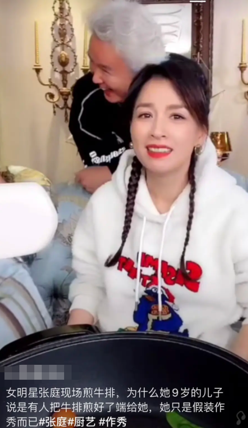 50岁张庭直播翻车，儿子当场质疑作秀，老公在旁
