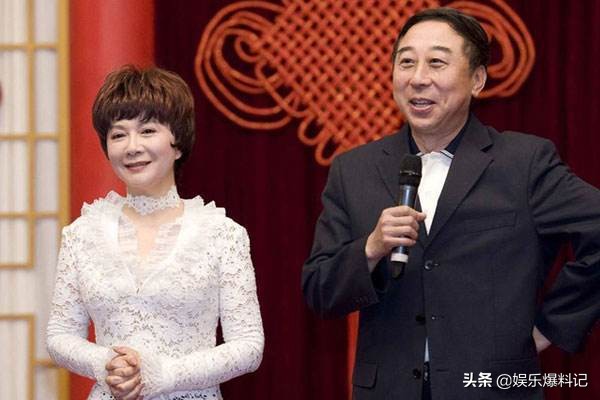 冯巩60岁老婆近照，气质优雅风韵犹存，儿子长得跟他一模一样
