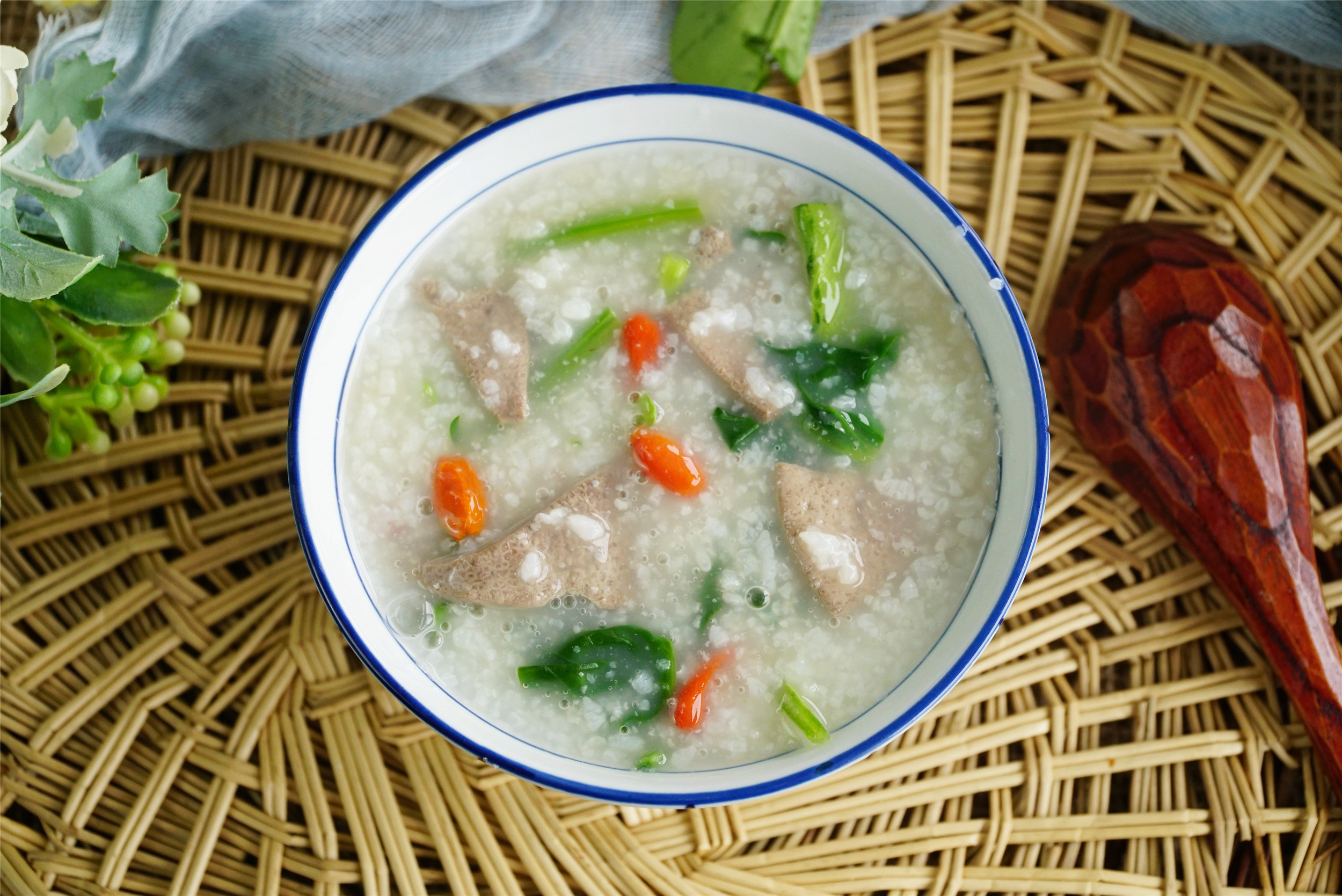 春天要常喝粥，大米加豬肝這樣煮，溫和更有營養，熬一鍋特香