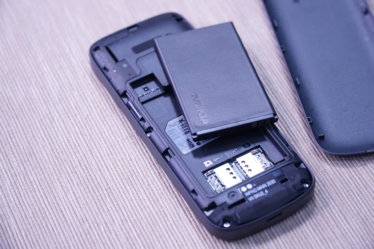 诺基亚手机开箱，2021年了还在用功能机，超长待