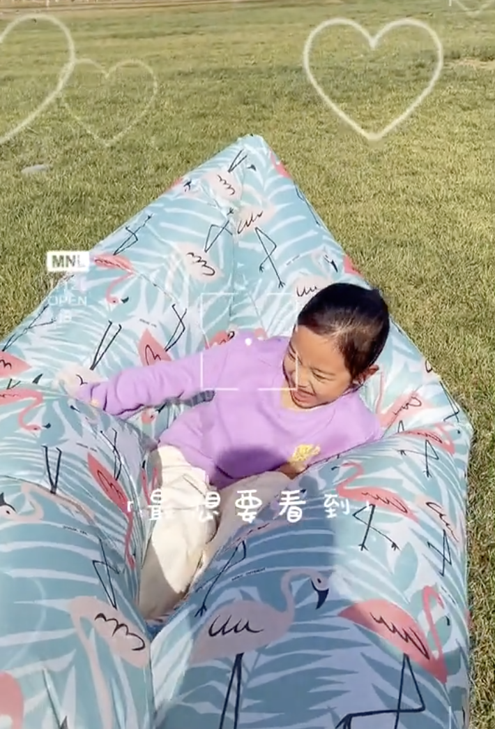 李小璐曬與女兒同框，甜馨戴漁夫帽文靜淑女，越來越有女神範兒