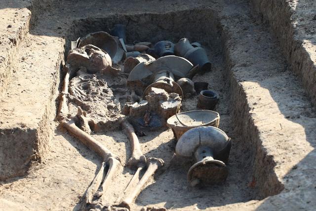 伊拉克挖出几个破罐子，引人围观，专家：中国