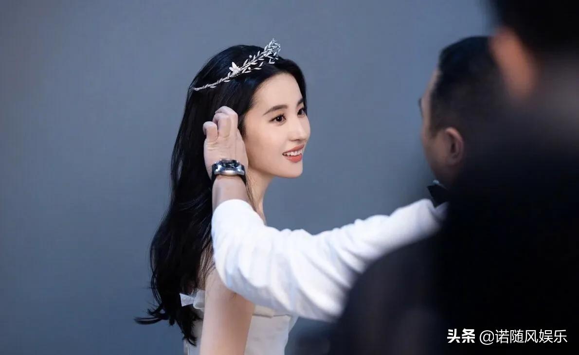 刘涛再一次穿上婚纱，网友表现真实，刘亦菲反