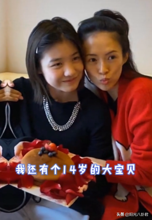 41岁章子怡首晒儿子正脸照，肉脸嘟嘟像汪峰，一家五口温馨同框