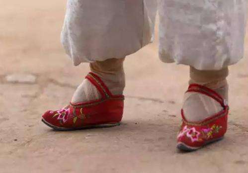 为什么古代的女孩子必须要裹脚？
