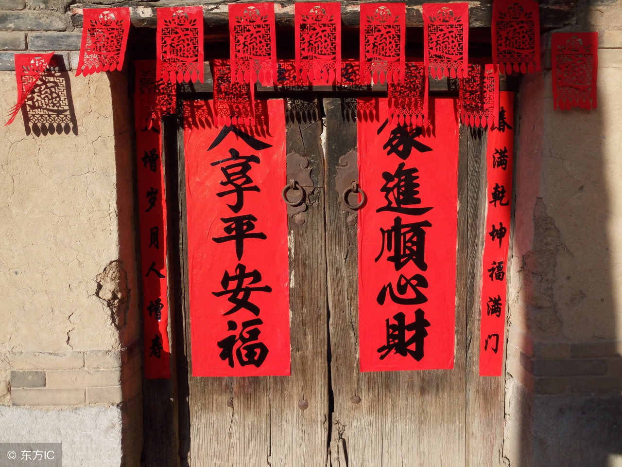 春节过后农村空留老房子，家家户户贴满春联，明年春节再贴新对联