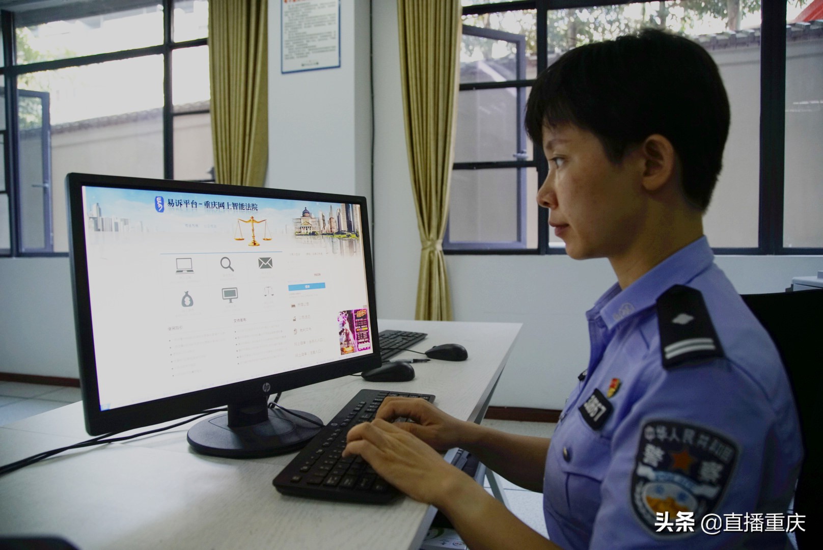 从法院文书到社区民警|从法院文书到社区民警 她用法律武器做调解 有了自己名字的调解室