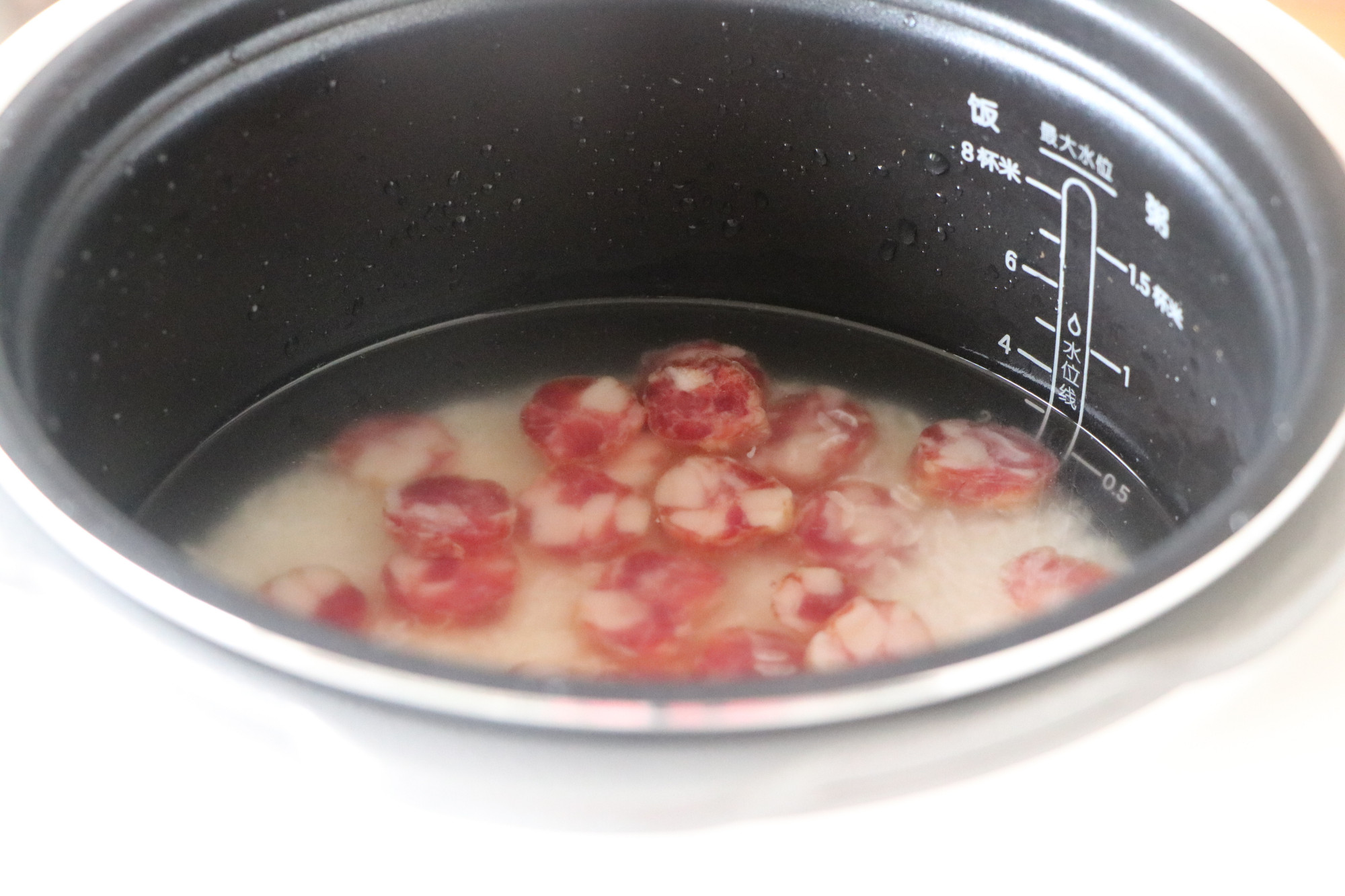 天氣降溫，懶人燜飯做起來，飯菜一鍋出，省時省力，家人超愛吃