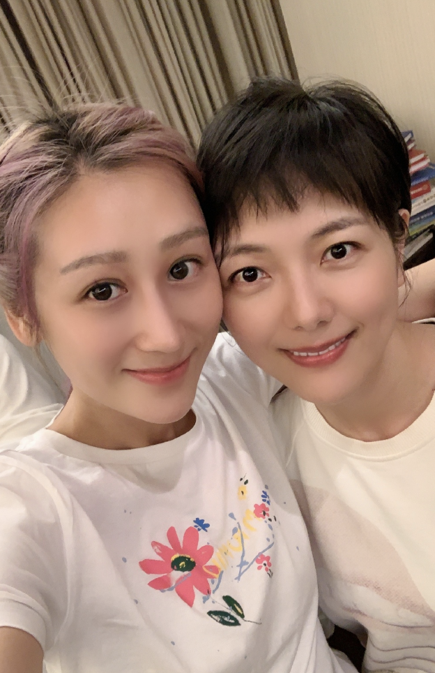 蔣麗莎生日曬18宮格，分享全家福，與蔡少芬黃奕陳法蓉親密合影