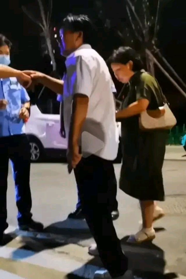 穷游小峰在开封遭杜新枝一家大打出手，这一事件凸显出3个问题