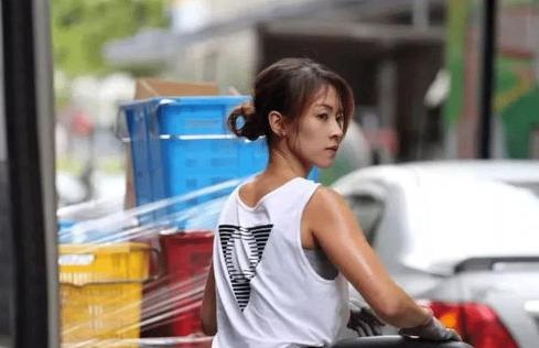 那个甘愿做“搬运工”坚持独立的女孩，后来却嫁入豪门，如今怎样