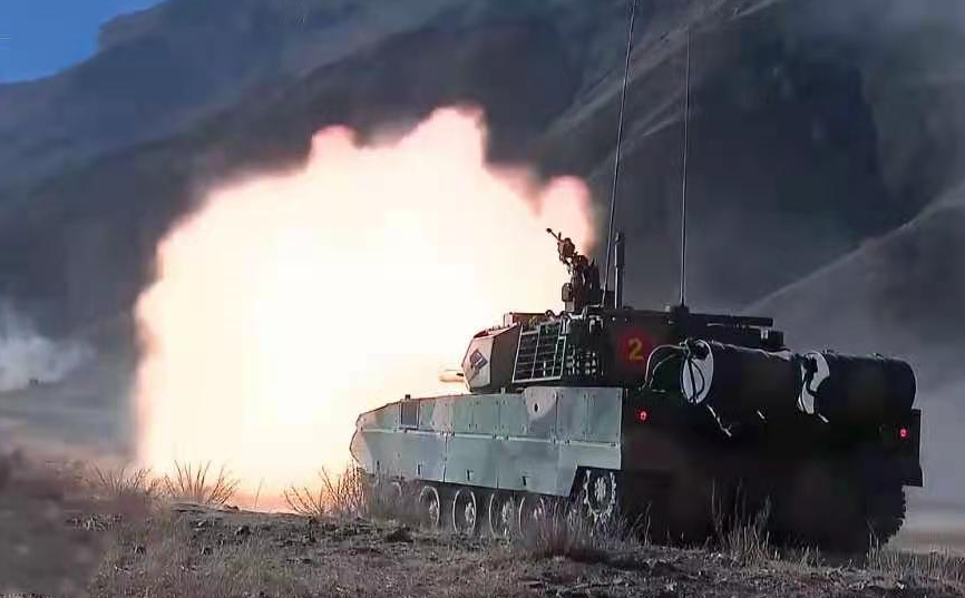 西藏军区接令开训，直20编队协同出动，15式坦克