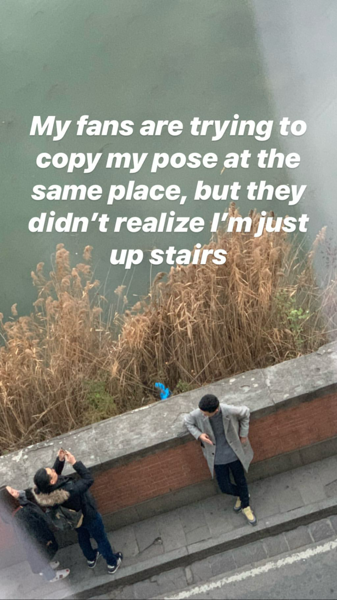 周杰伦全家打卡巴黎名胜，父女俩复刻名画超会玩，小周周亭亭玉立