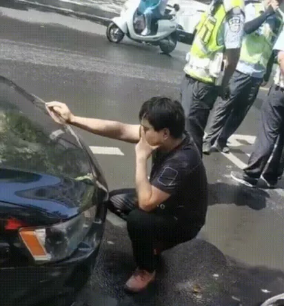 “不抓你,对不起牺牲的烈士”,轿车用辱华贴纸男子的处理结果