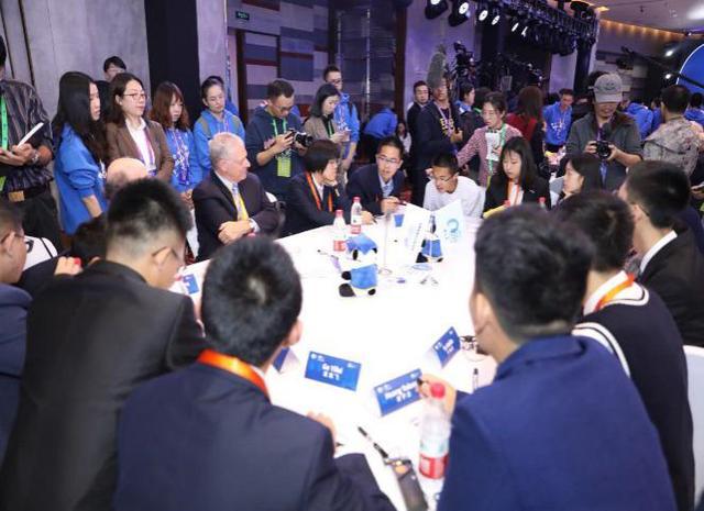 上海15岁女生，解世界难题，科学交流会坦言"追星"：别让我妈看到