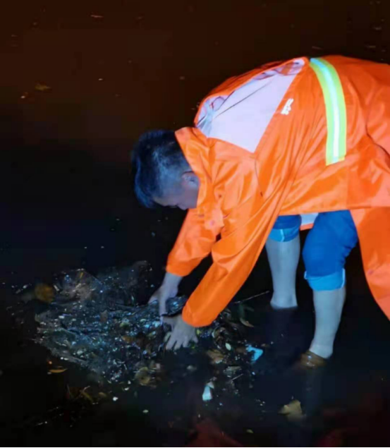 暴雨见证：有人替你负重前行