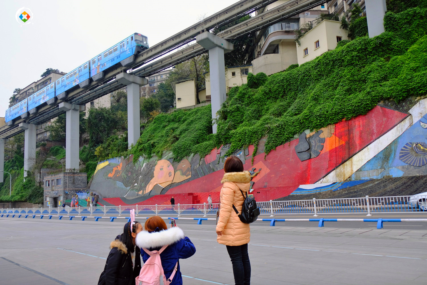 重庆独此一家，把轨道车站打造成旅游景点，来看李子坝的发家史
