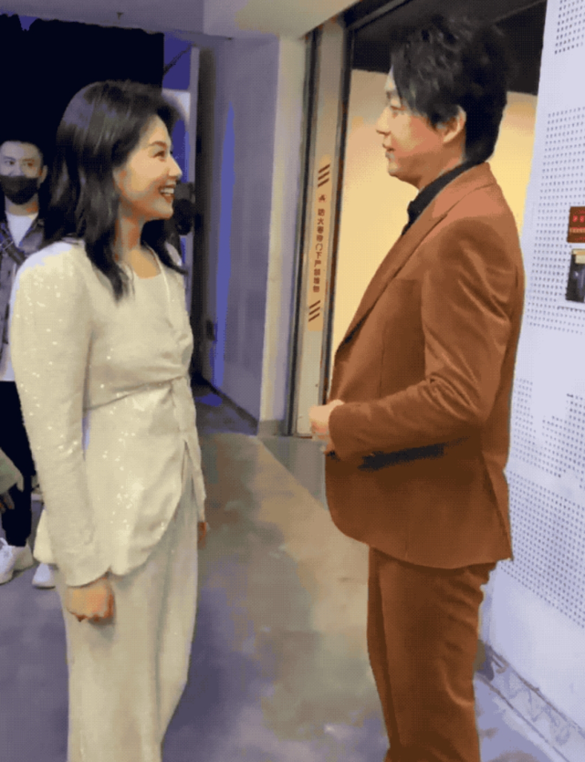 刘涛潘粤明罕见同框，亲昵拉手聊天很开心，曾在机场擦肩而过