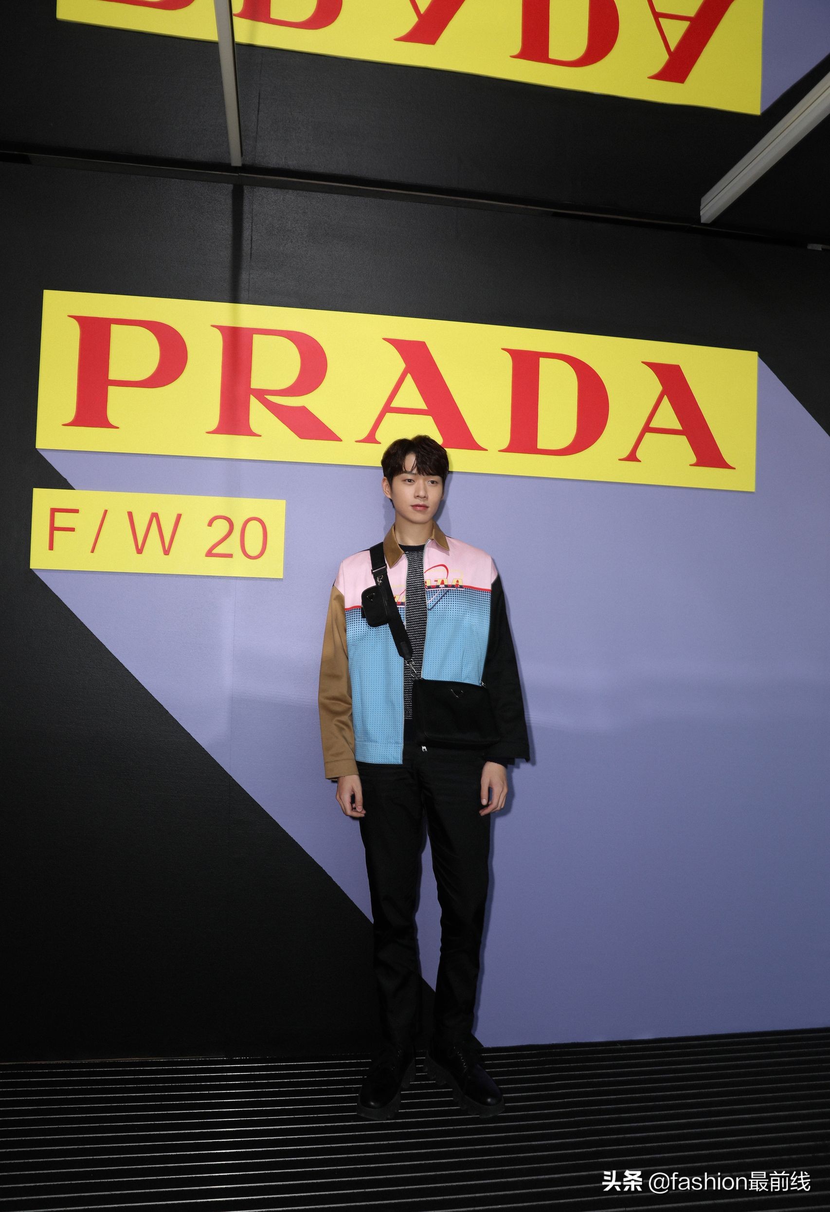 魏大勋出席prada2020秋冬男装时装秀,身穿普拉达拼色印花夹克率性自然