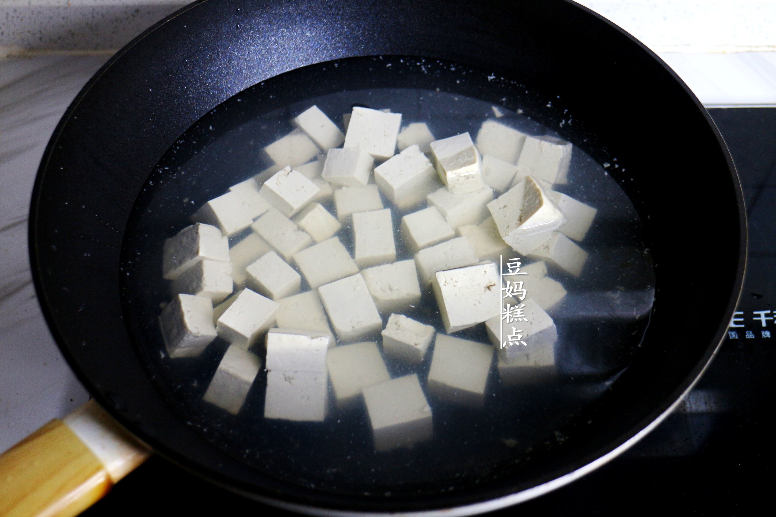冷天，豆腐和雞蛋一起蒸，簡單又營養，孩子連吃2碗米飯