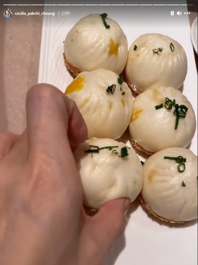 未受演唱会失声影响，张柏芝带爱子开心享受美食，长子吃相超斯文