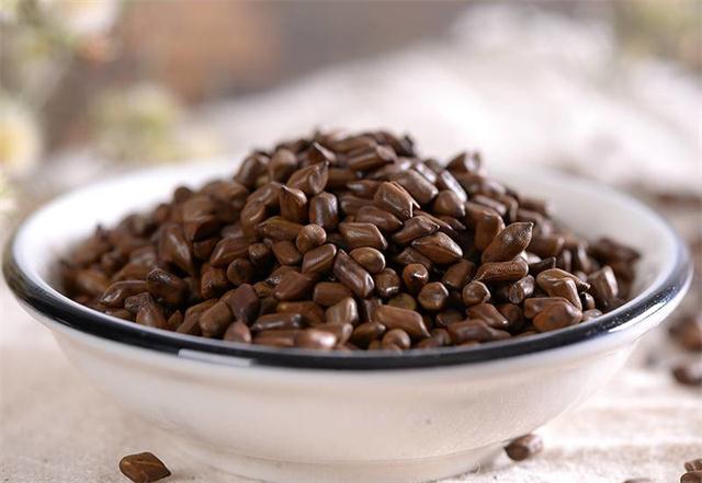 院士提醒：3蔬果餐桌常見，肝不好別吃，管住嘴肝臟才不"受傷"