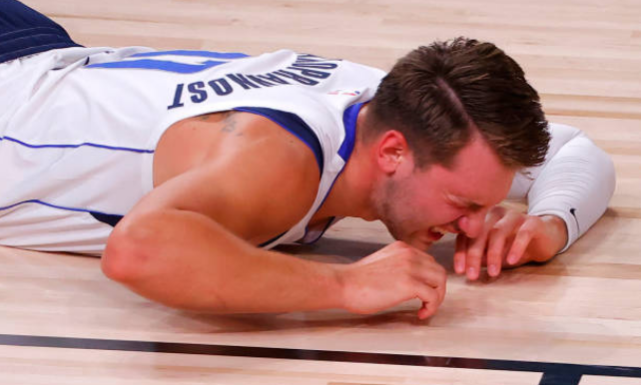 42+7+9！東契奇季後賽首秀更勝詹皇？11失誤險受傷，快艇防守太狠